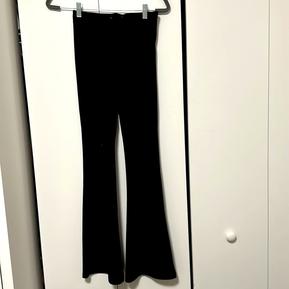 Aritzia pants Form fitting with a flare bottom a stretchy elastic top